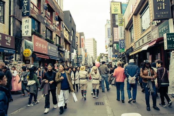 众安和平安是同一个保险公司吗，在保险行业的地位如何